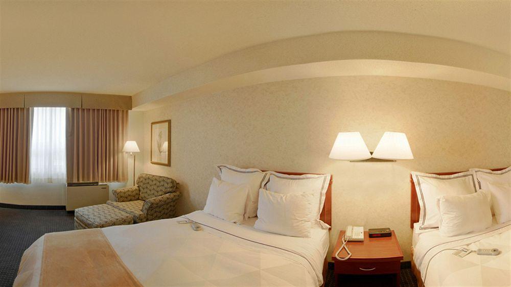 Holiday Inn Hotel & Suites London By Ihg Экстерьер фото