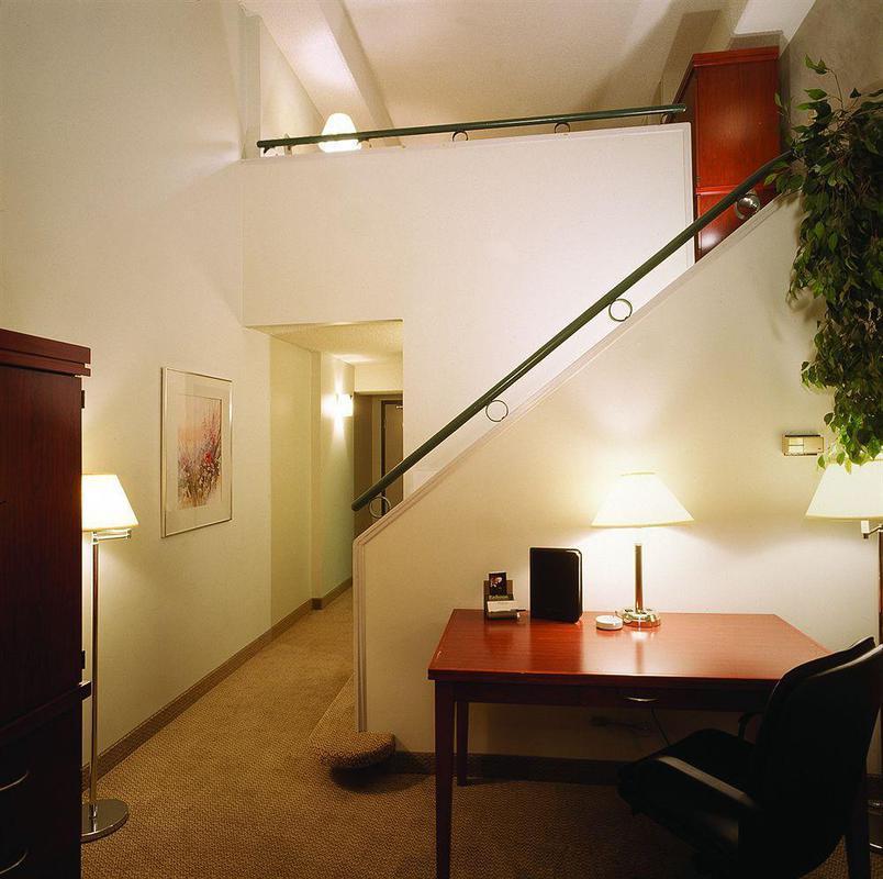 Holiday Inn Hotel & Suites London By Ihg Экстерьер фото